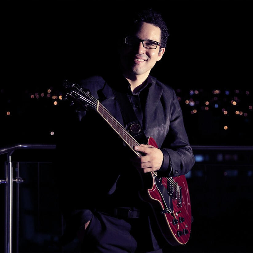 Night skyline of Santa Cruz (by Claudio Arduz) Everton Vidal Azevedo playing guitar at night on a rooftop (Hotel Cortez) in Santa Cruz de la Sierra, photo by Claudio Arduz.
