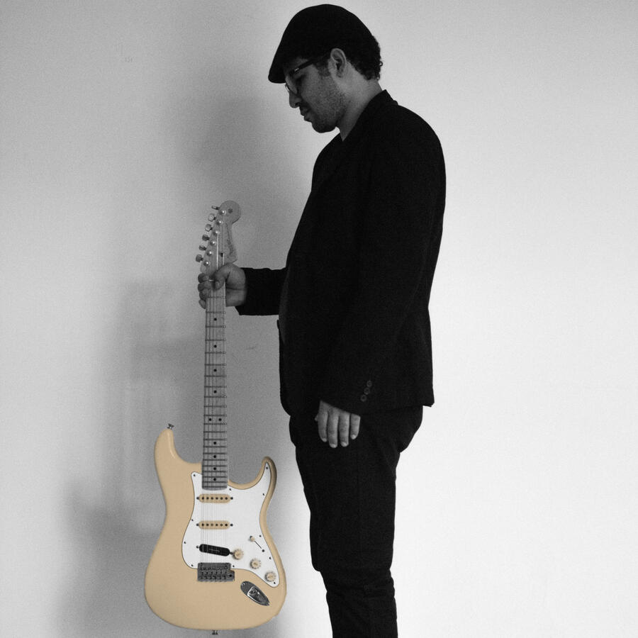 Studio Silhouette (by Andru) Everton Vidal Azevedo silhouette portrait holding an fender electric guitar, photo by Andru (@andrujpg).