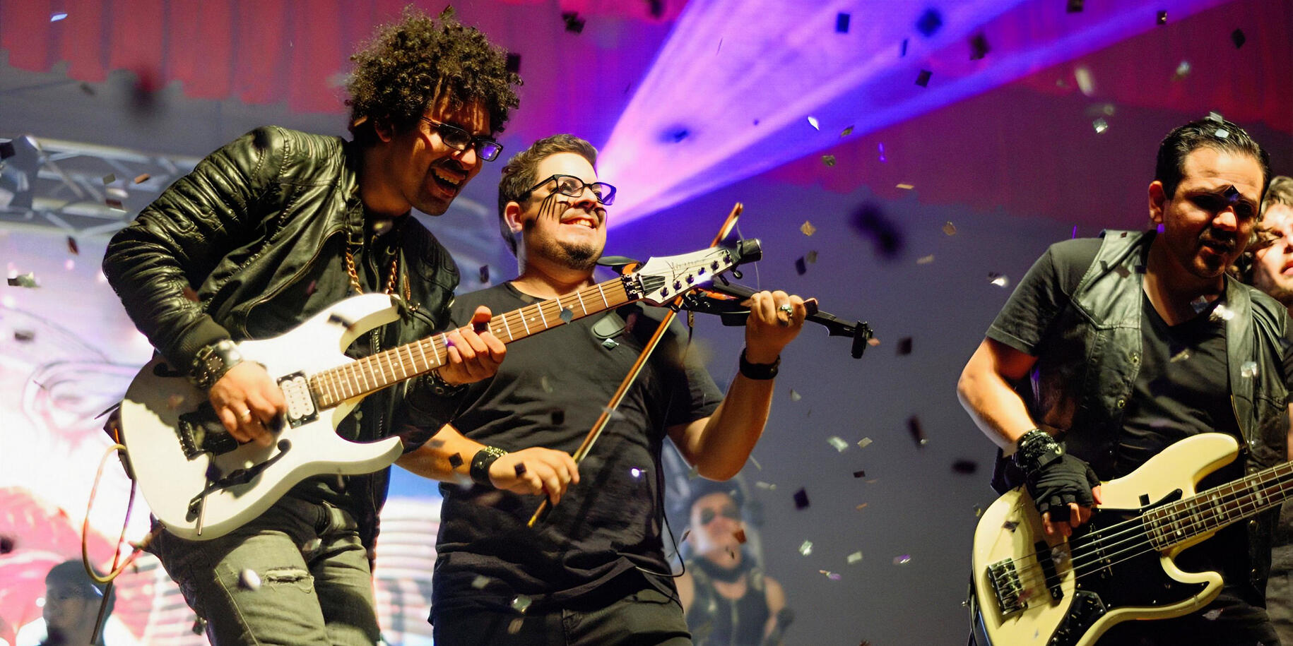 Onstage with Claudio Arduz y Dorian Méndez Everton Vidal Azevedo onstage performing with bassist Dorian Méndez and violinist Claudio Arduz, Rodrigo Roca, captured during a high-energy live show. Photo by Rodrigo Roca.